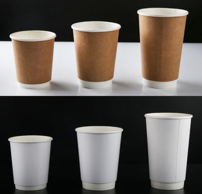 На вынос пакуя устранимые напечатанные бумажные стаканчики завертывают таможню в бумагу кофейных чашек