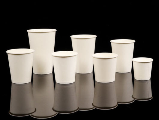 Выпивая устранимые бумажные стаканчики сгустили бумажные подгонянные кофейные чашки